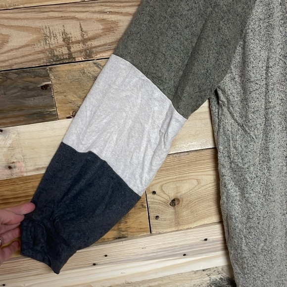 Bryon Bay size large color block terrycloth soft brush long sleeve top - Picture 3 of 6